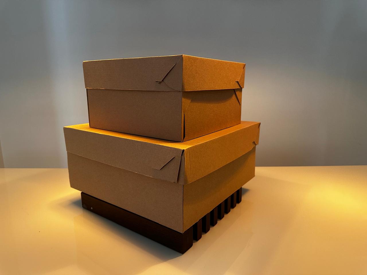 Caixas de papelão empilhadas para transporte