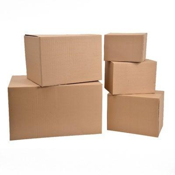 Caixas de papelão de diversos tamanhos empilhadas para uso industrial