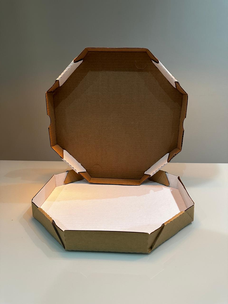 Caixa de papelão montada para bolos
